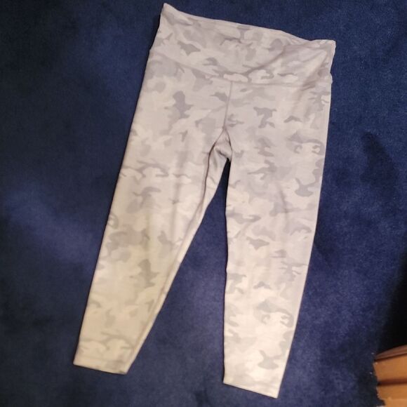 GAP  Light Gray Camouflage Leggings Capri Sz Large - Picture 1 of 10